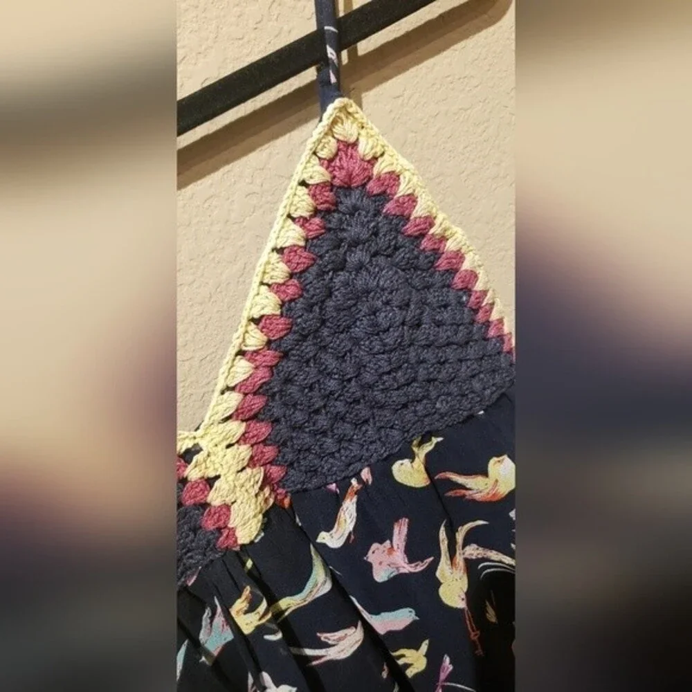Chelsea & Violet Fllowy Bird Crochet Top Size Small - Picture 3 of 7